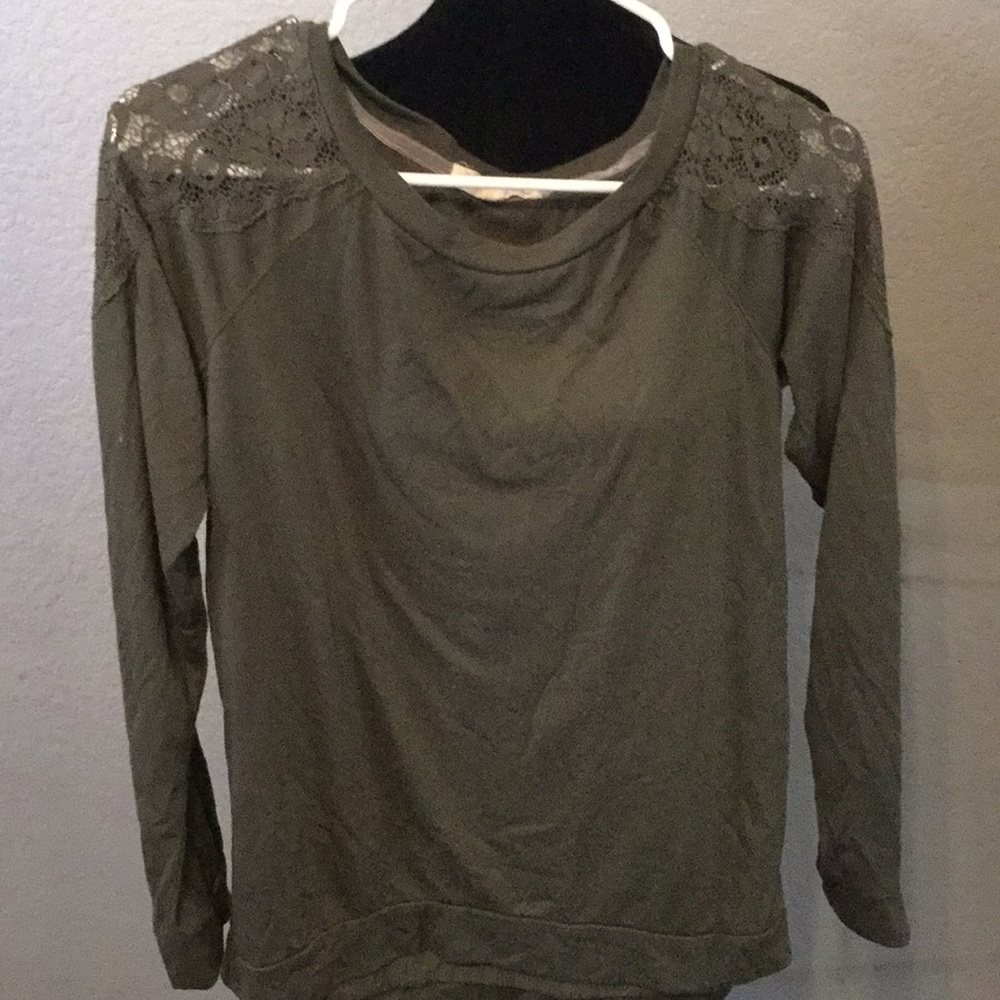Long sleeved lace shoulder shirt